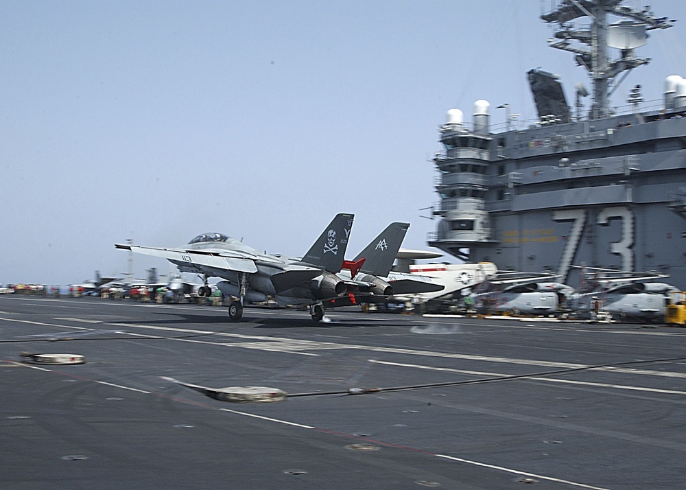 DVIDS Images F14 Tomcat lands on USS Washington [Image 4 of 5]