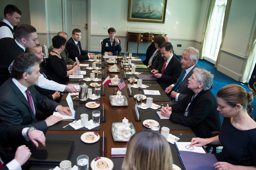 Hagel meets with Poland minister of defense
