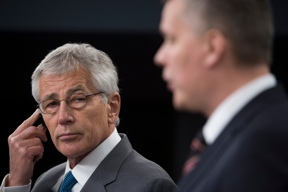 Hagel conducts press briefing with Poland minister of defense