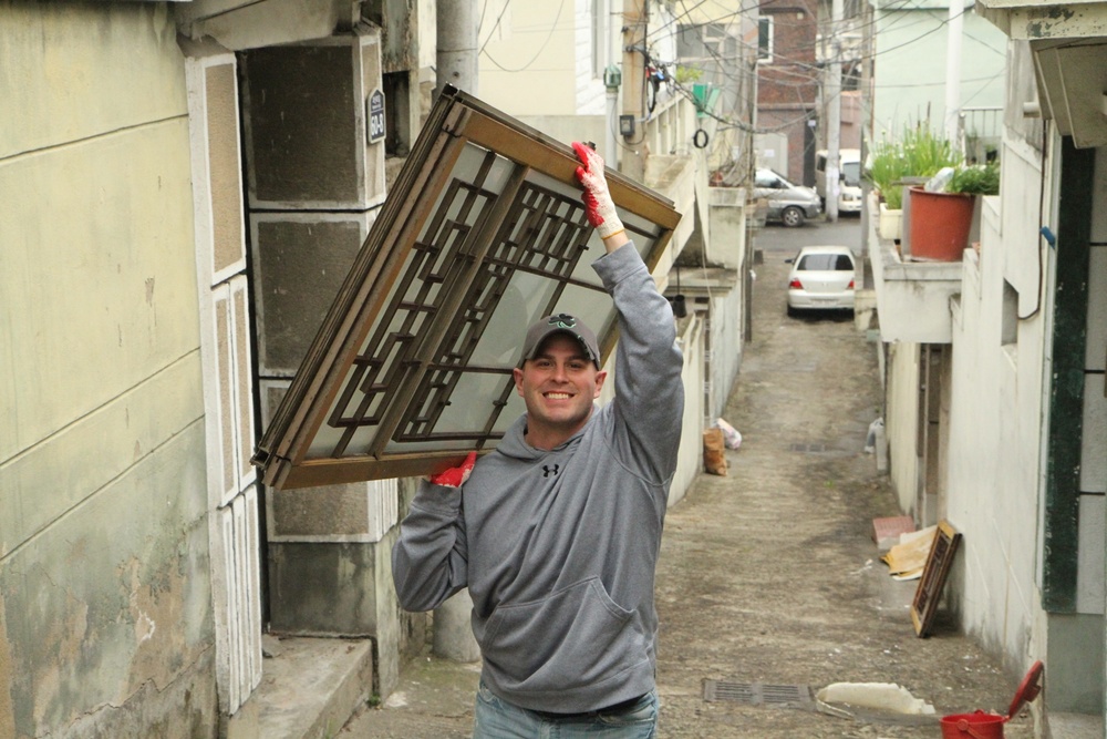 Volunteers support Habitat for Humanity