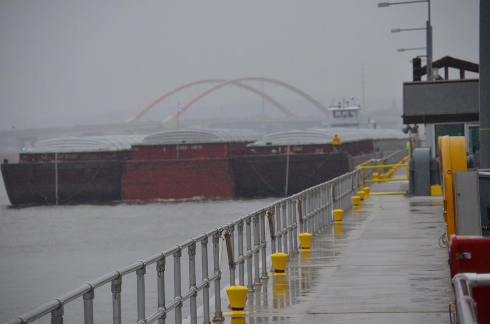 Corps welcomes first tow of 2014 navigation season to St. Paul, Minn.