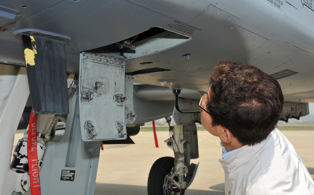 Governor Kim learns about Osan aircraft