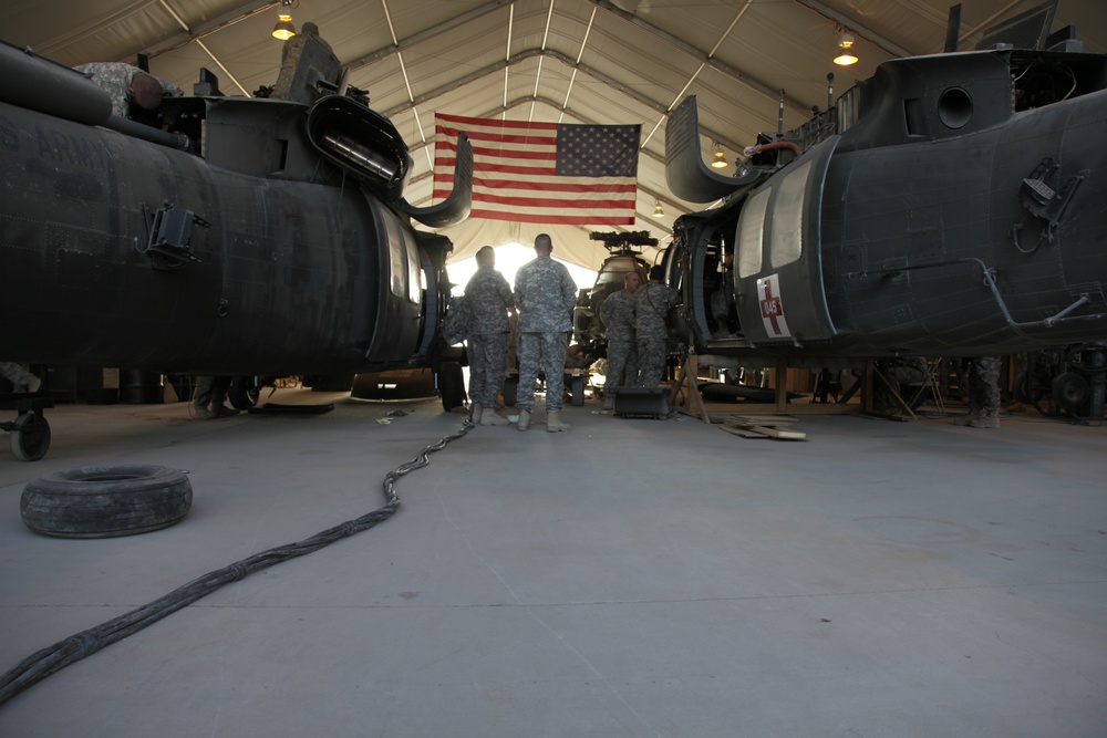 Gen. Peter Chiarelli meets with soldiers on Kandahar Air Field