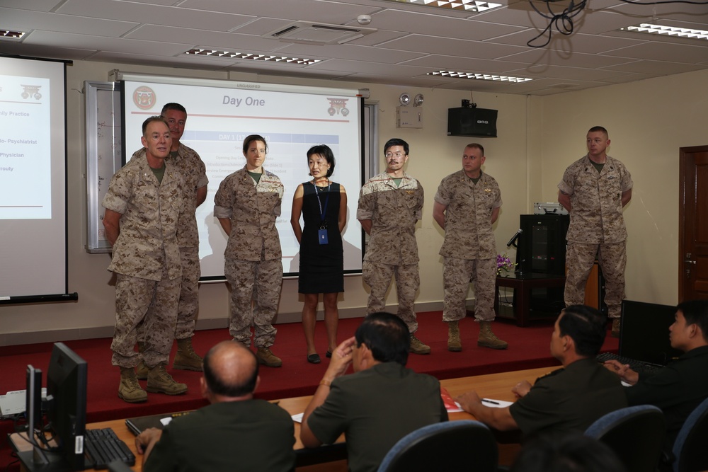 Military medical experts share knowledge in Cambodia