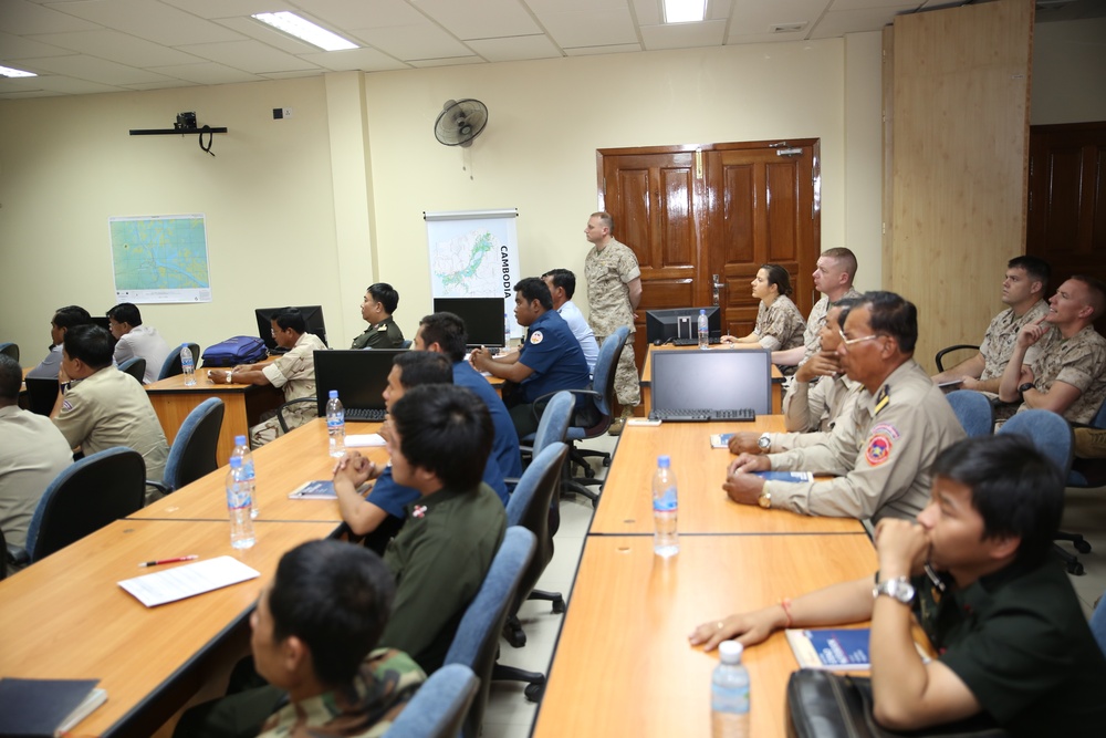 Military medical experts share knowledge in Cambodia
