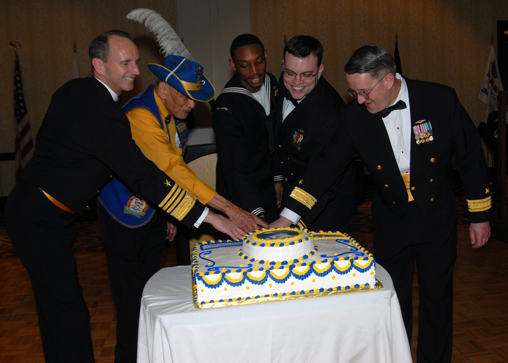 Oldest submariner cuts cake