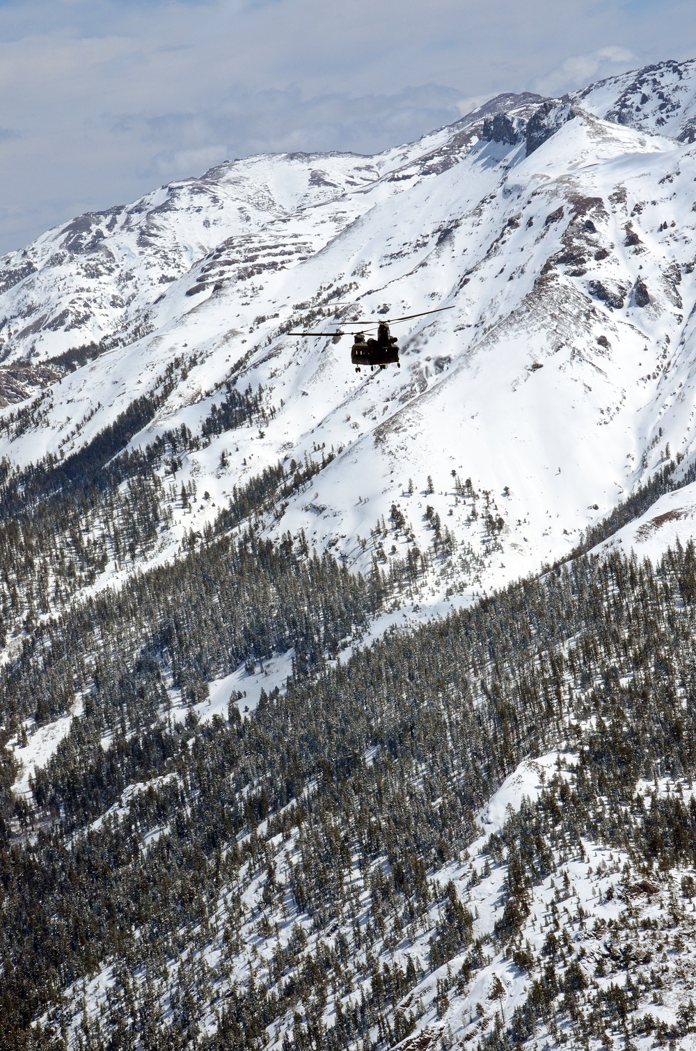 California National Guard Chinooks airlift Marines training in mountain warfare tactics to high elevation landing zones