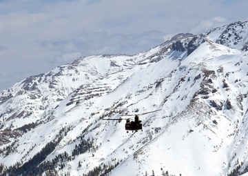 California National Guard Chinooks airlift Marines training in mountain warfare tactics to high elevation landing zones