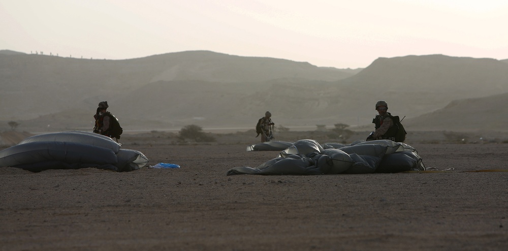 22nd MEU force recon Marines perform military free fall jump