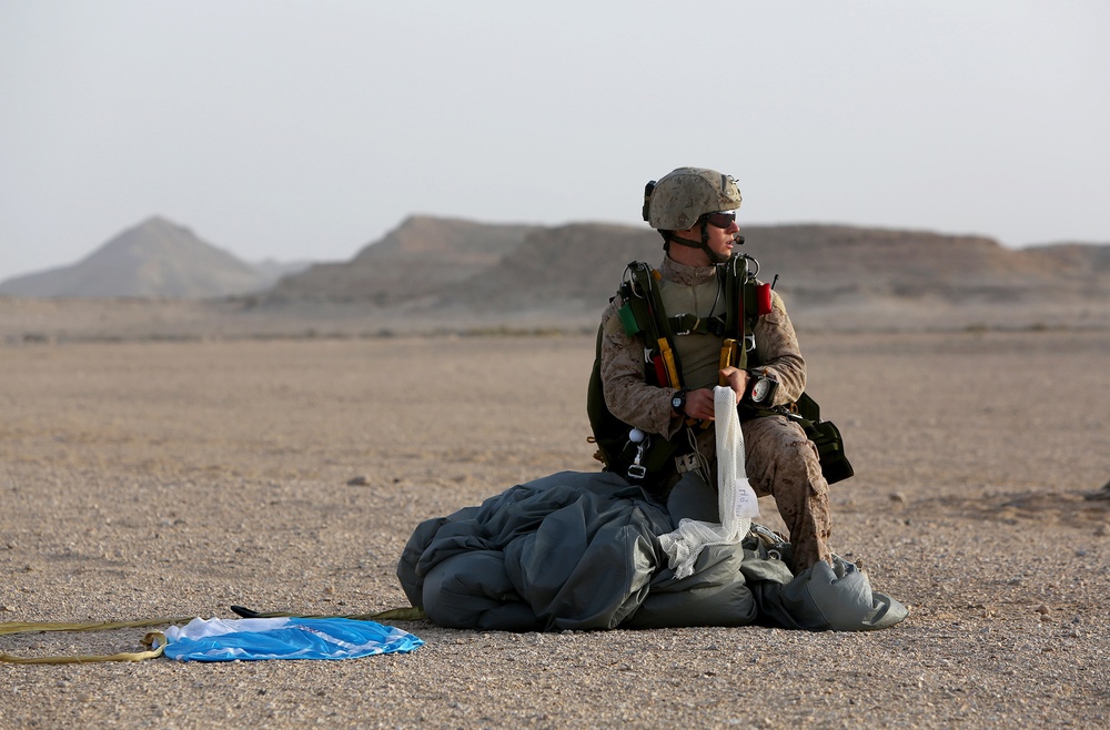 22nd MEU force recon Marines perform military free fall jump