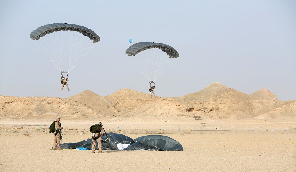 22nd MEU force recon Marines perform military free fall jump