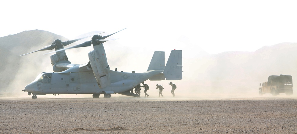 22nd MEU force recon Marines perform military free fall jump