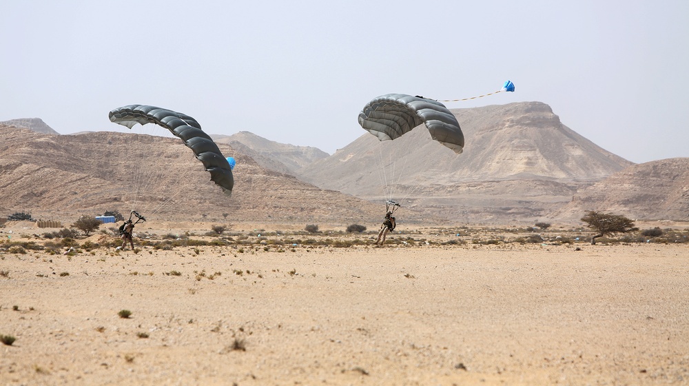 22nd MEU force recon Marines perform military free fall jump