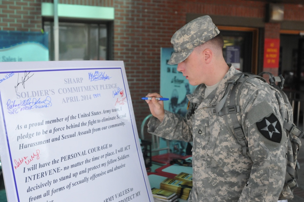 210th FA Brigade Soldiers sign a SHARP commitment pledge