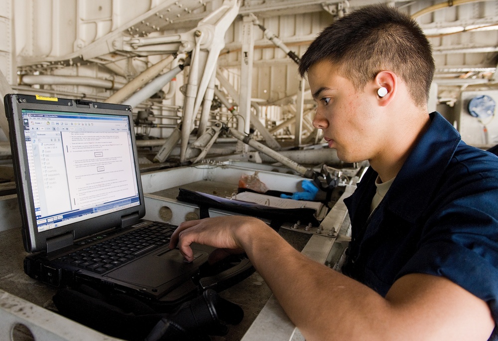 C-5M main landing gear tire change