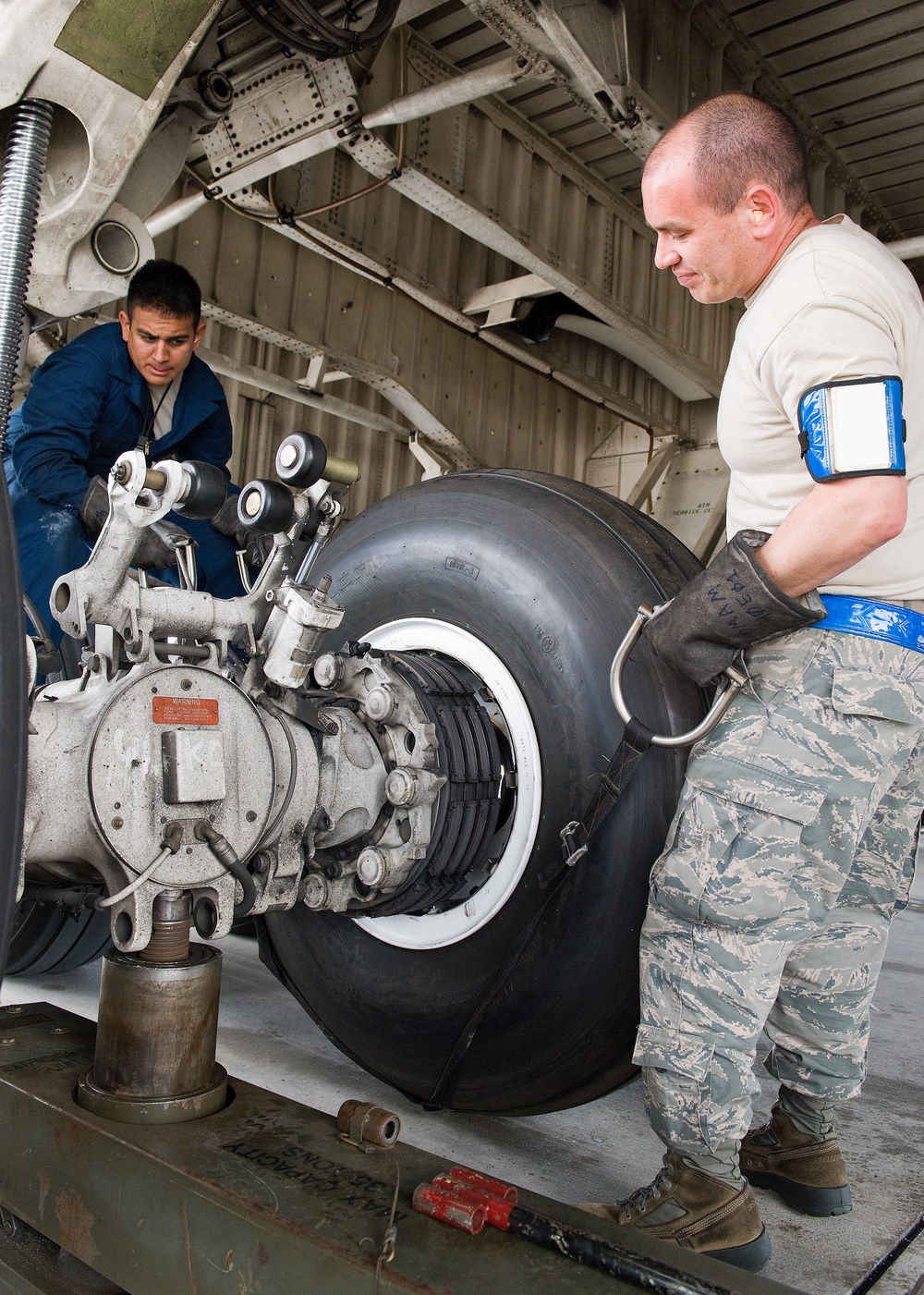 C-5M main landing gear tire change