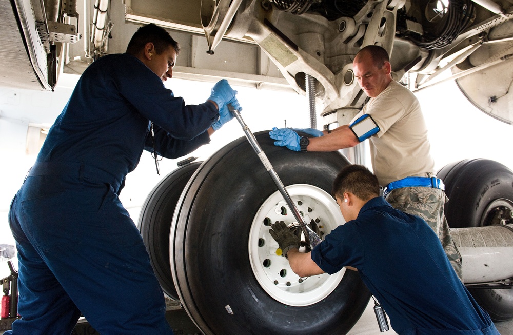 C-5M main landing gear tire change