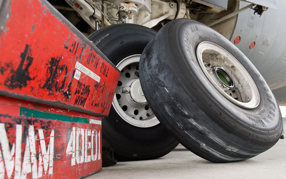 C-5M main landing gear tire change