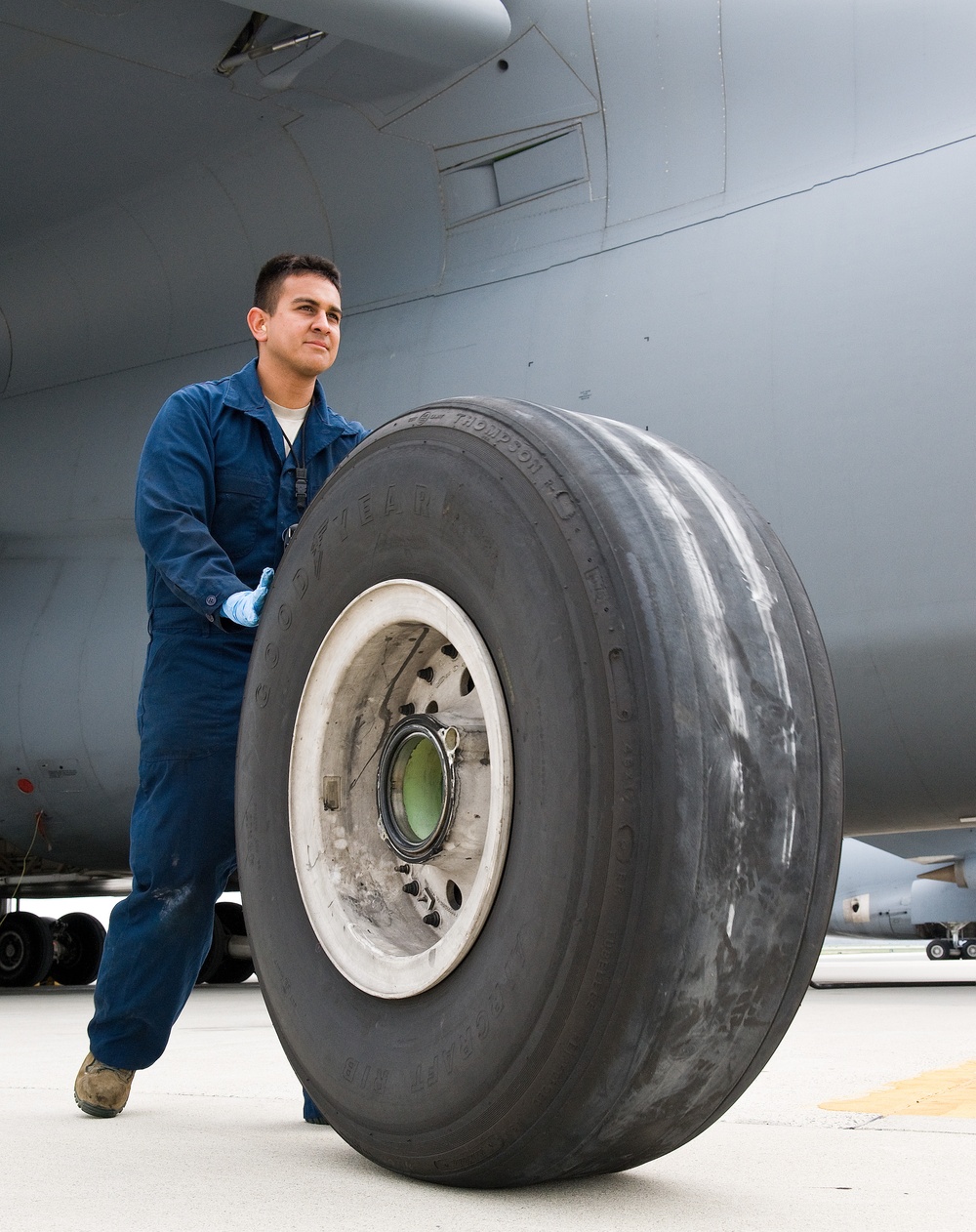 C-5M main landing gear tire change