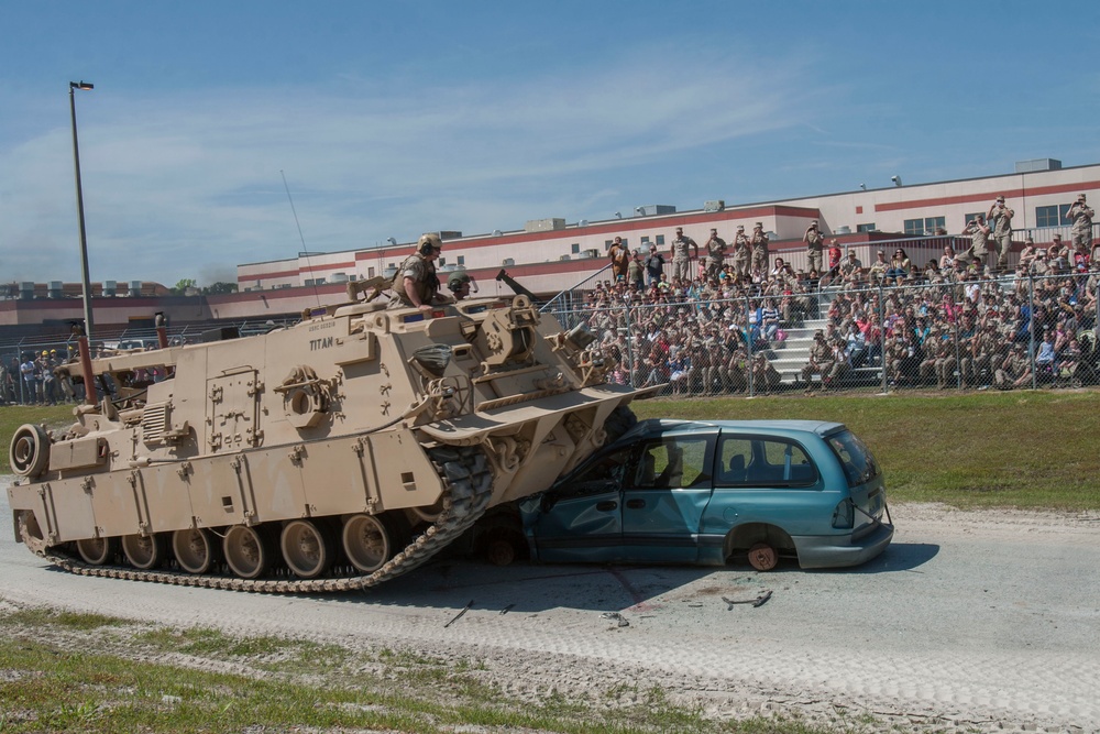 Family, students catch glimpse of life at 2nd Maintenance Battalion