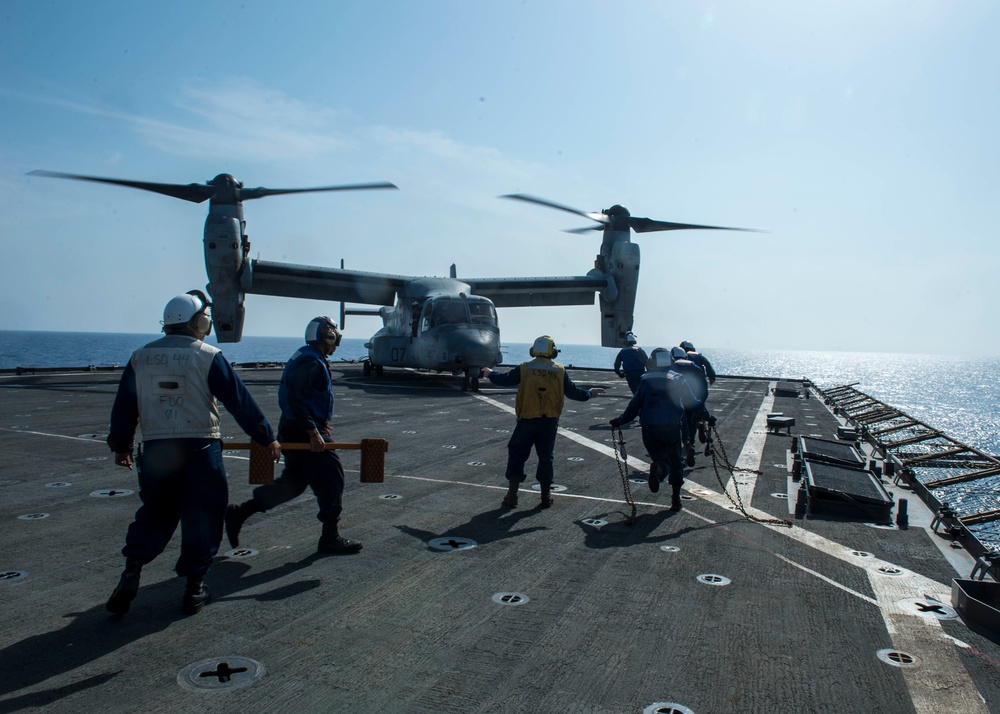 Deck landing qualifications aboard USS Gunston Hall