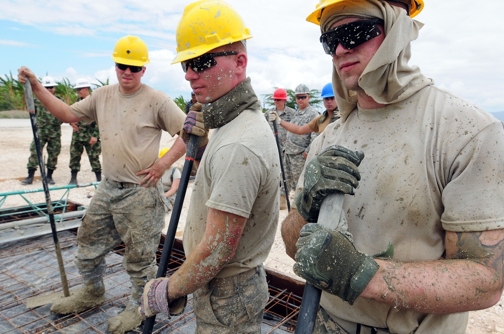 Soldiers, Airmen and allied soldiers better quality of life of Dominican citizens