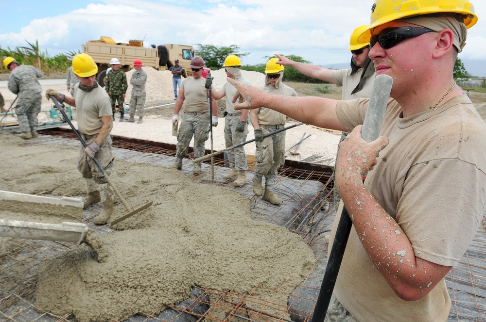 Soldiers, Airmen and allied soldiers better quality of life of Dominican citizens