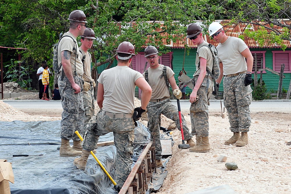 Soldiers, Airmen and allied soldiers better quality of life of Dominican citizens