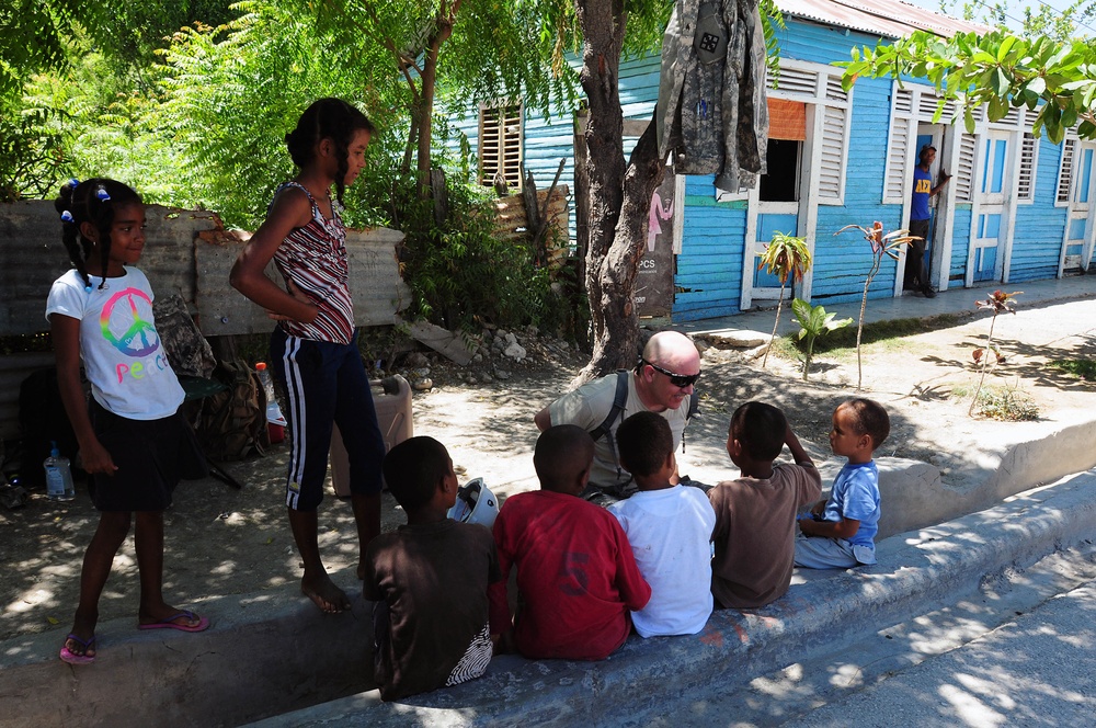 Providing a helping hand to Dominican neighbors