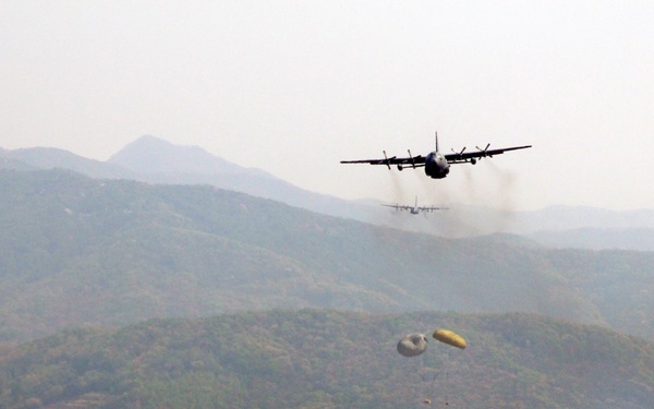Yokota brings combat airlift to Max Thunder