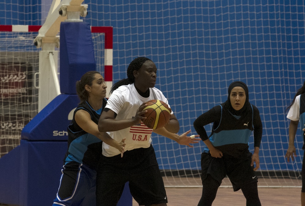 US Soldiers, Kuwaitis play basketball, build friendships