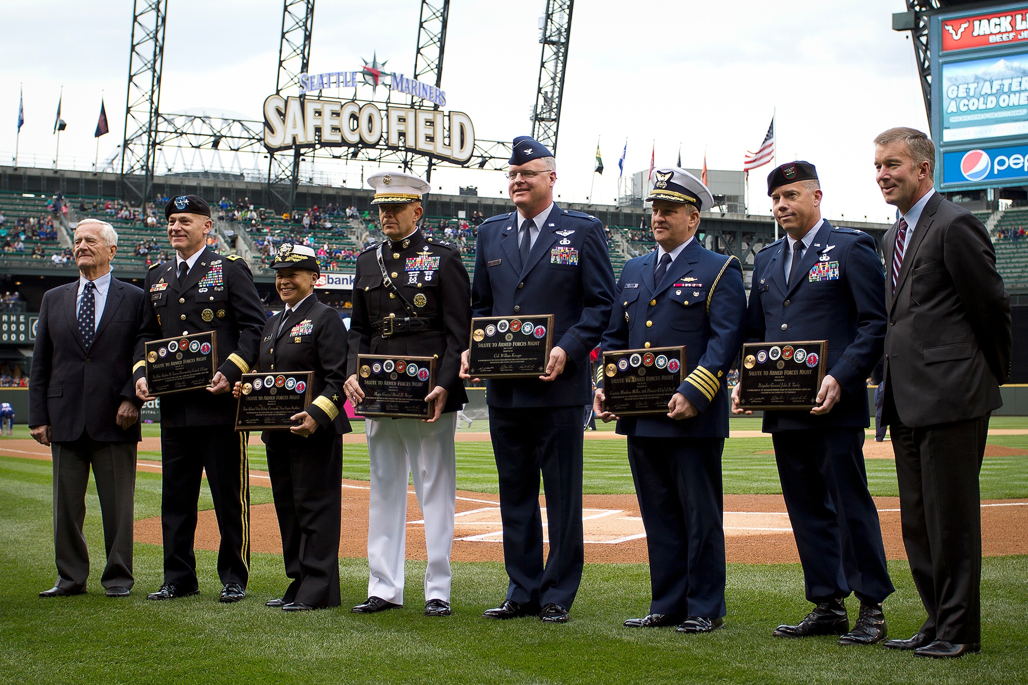 File:Seattle Mariners Salute the Armed Forces Night (Image 9 of 10).jpg -  Wikipedia