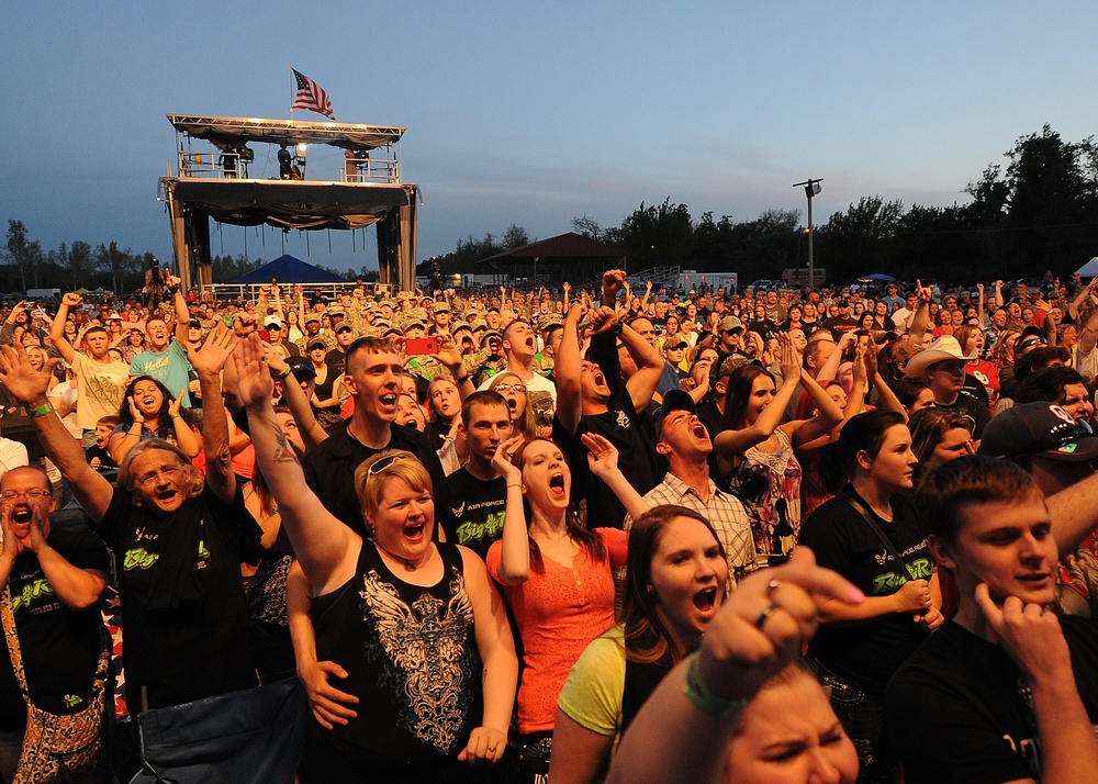 Air Force Reserve hosts Tour for the Troops concert at Fort Sill