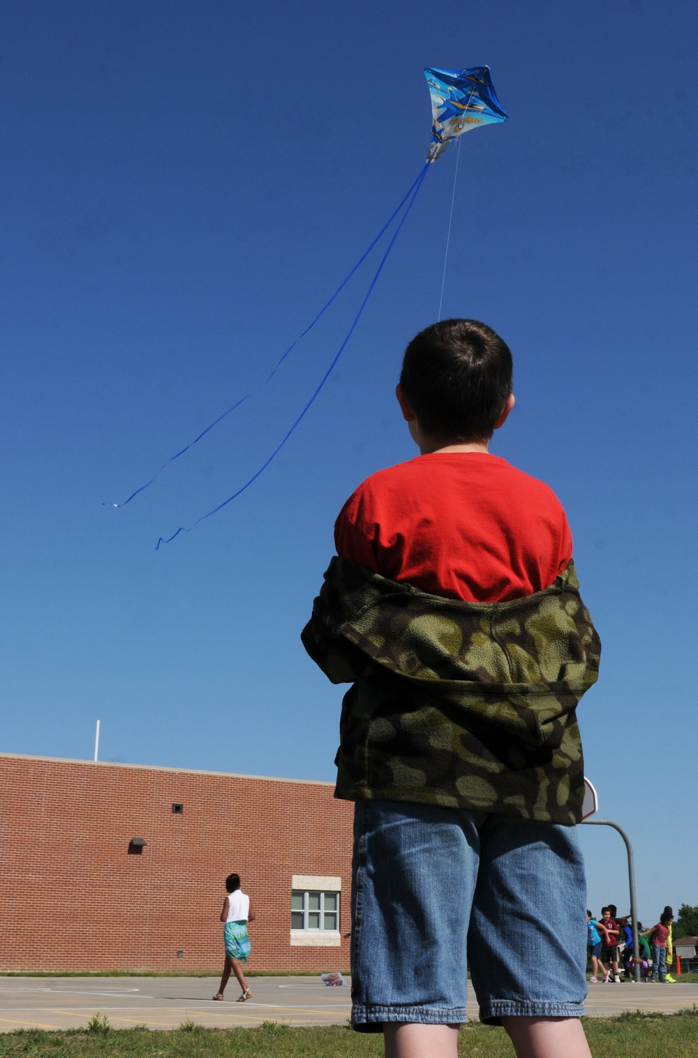 Elementary school students take to the skies, experience kite flying