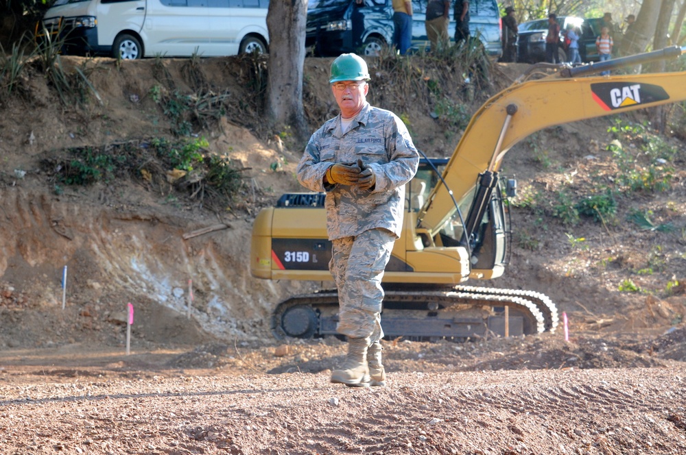 Master Sgt. Larry Ricketts from the 188th Fighter Wing, Civil Engineering Squadron, Arkansas Air National Guard, observes the training of Guatemalan engineers at the new school worksite at El Roble during Beyond the Horizon 2014 on April 10