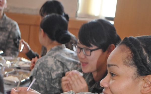 ROK-US leaders discuss integrating women into field artillery