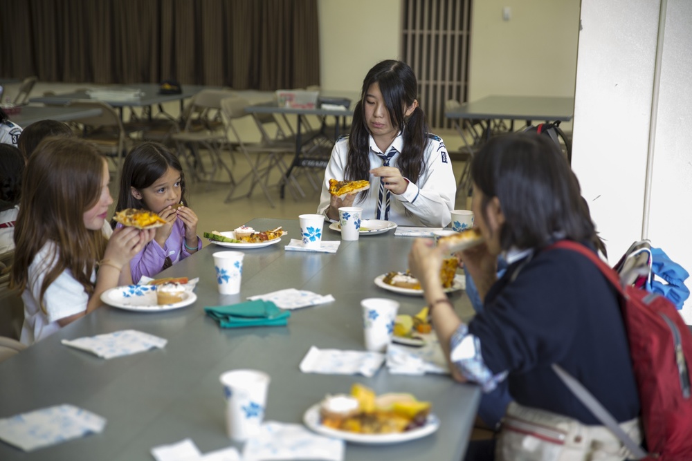 American, Japanese Girl Scouts play together