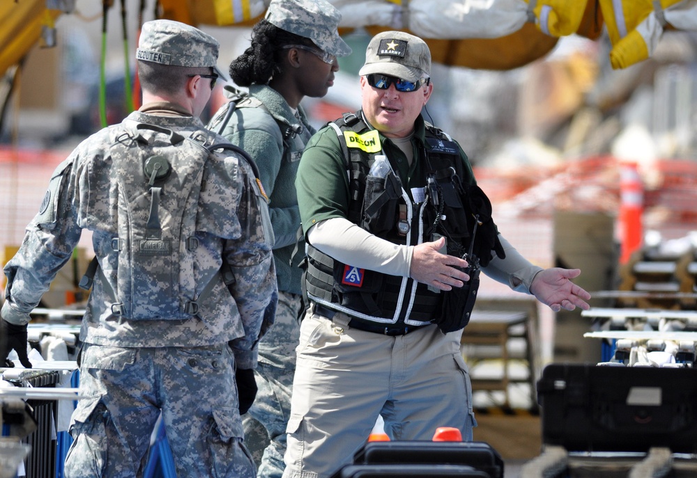 Experts in emergency response help train Guard troops