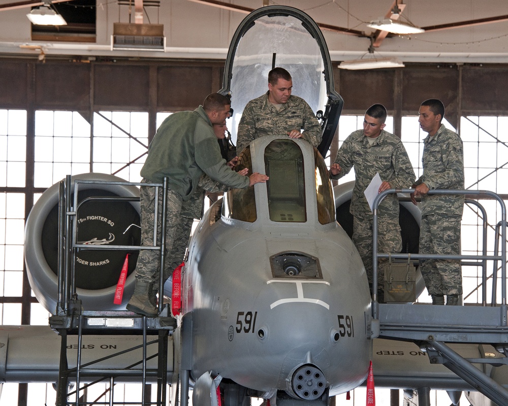 Raising and removal of an A-10 aircraft front windshield