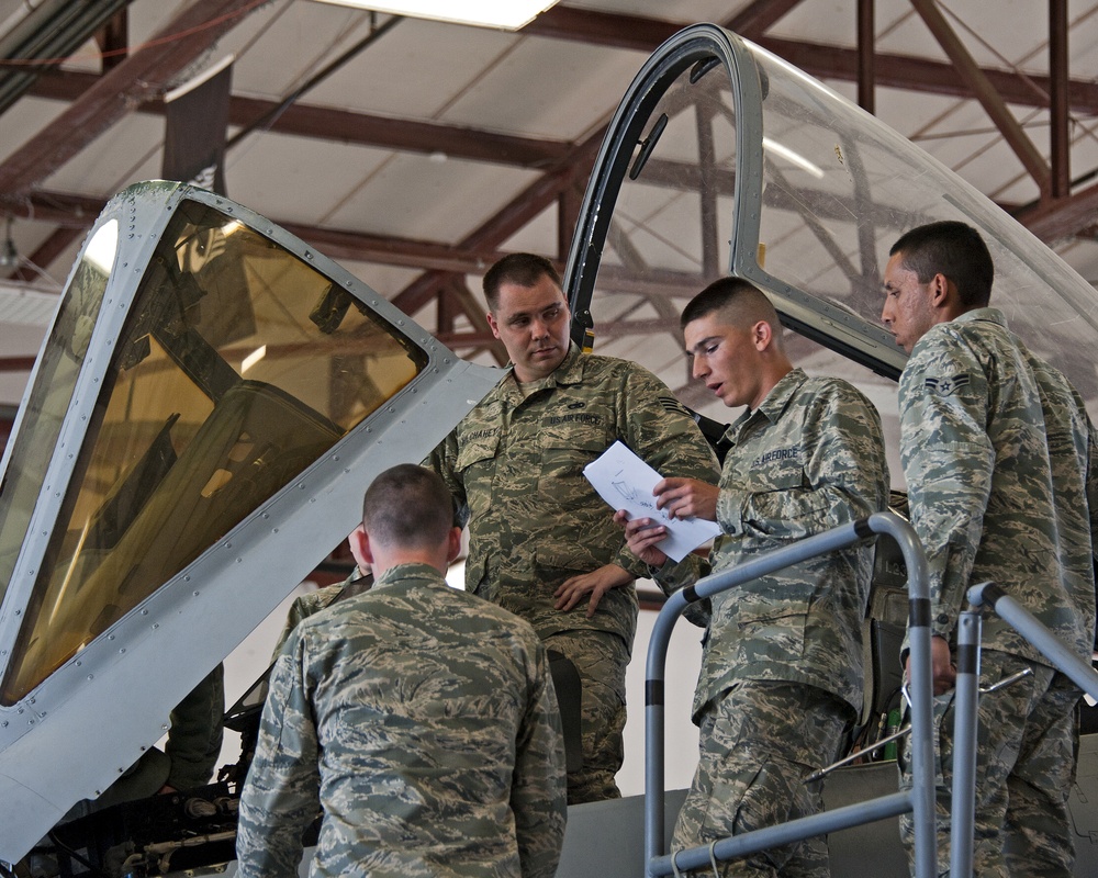 Raising and removal of an A-10 aircraft front windshield