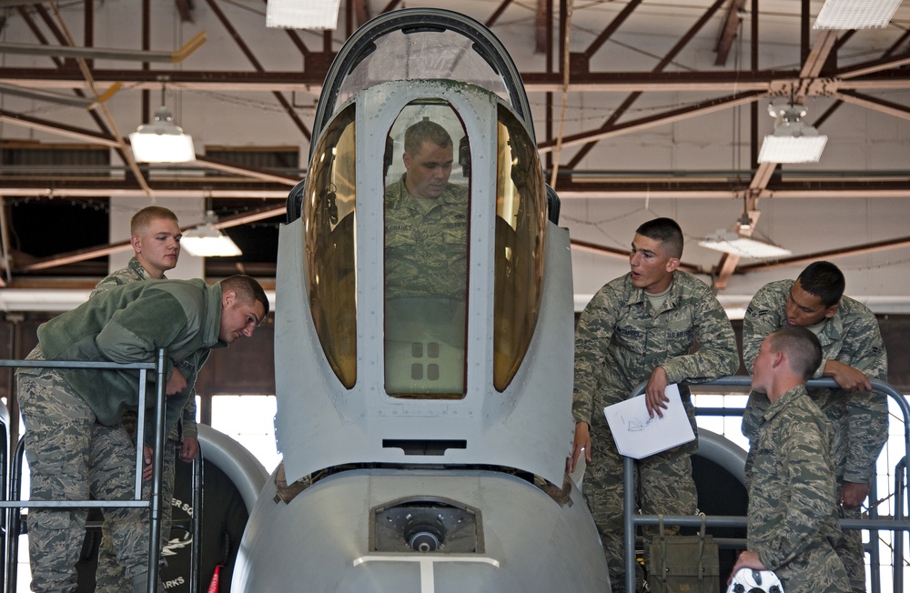 Raising and removal of an A-10 aircraft front windshield