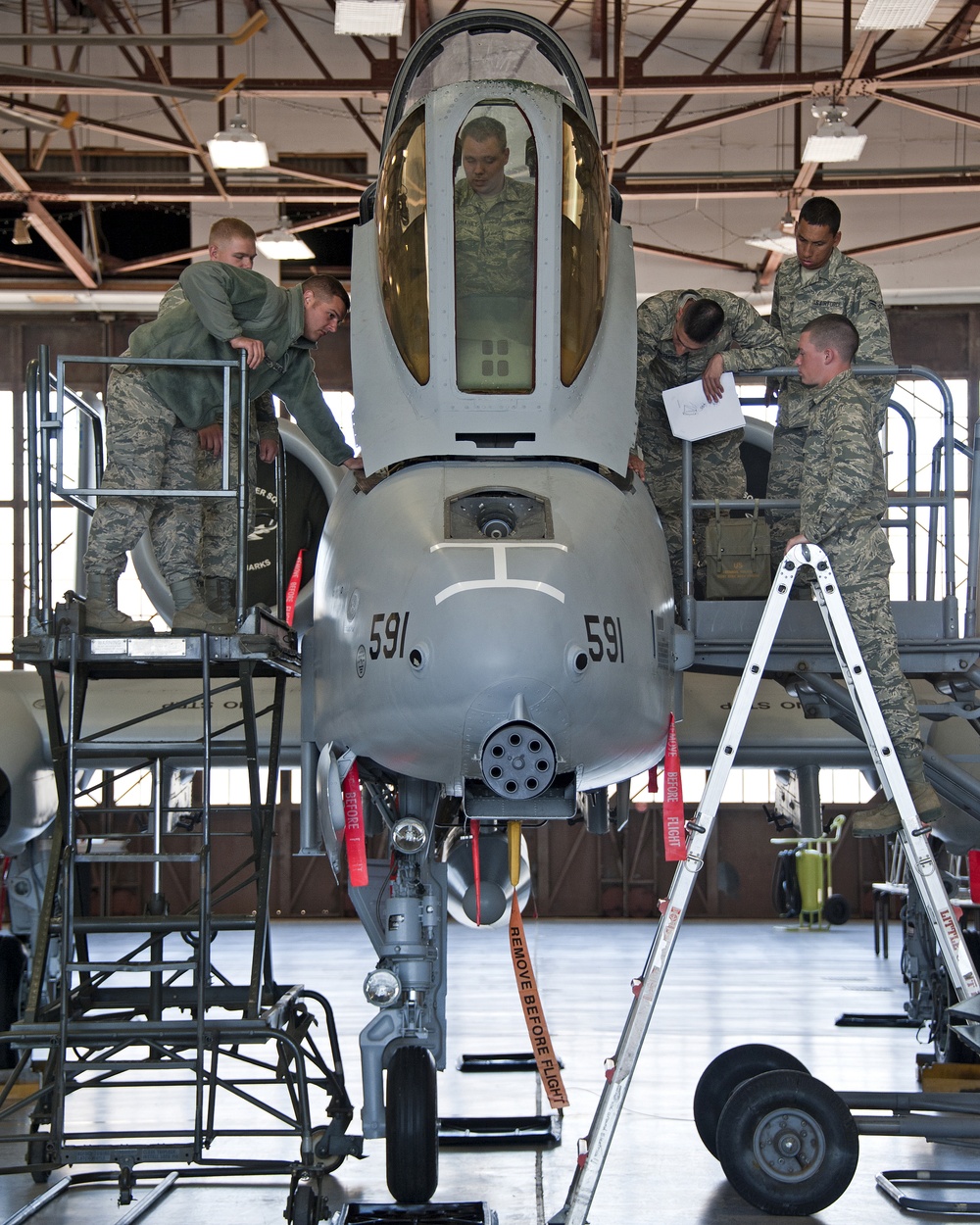 Raising and removal of an A-10 aircraft front windshield