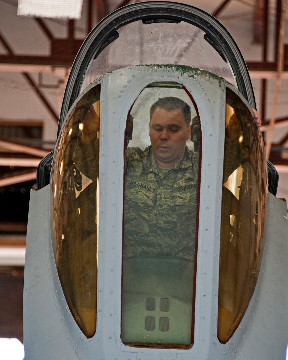 Raising and removal of an A-10 aircraft front windshield