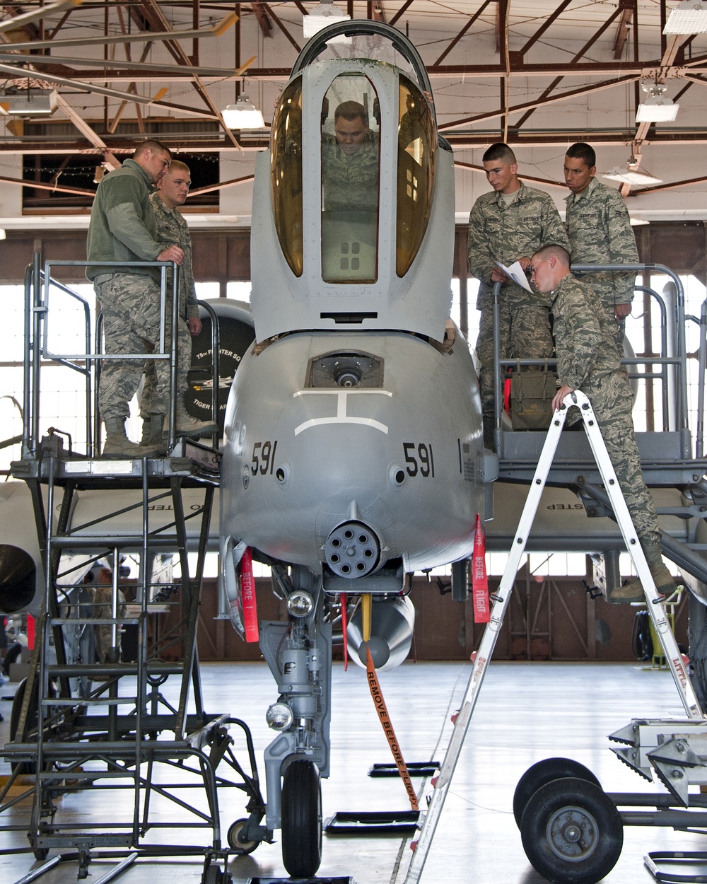 Raising and removal of an A-10 aircraft front windshield