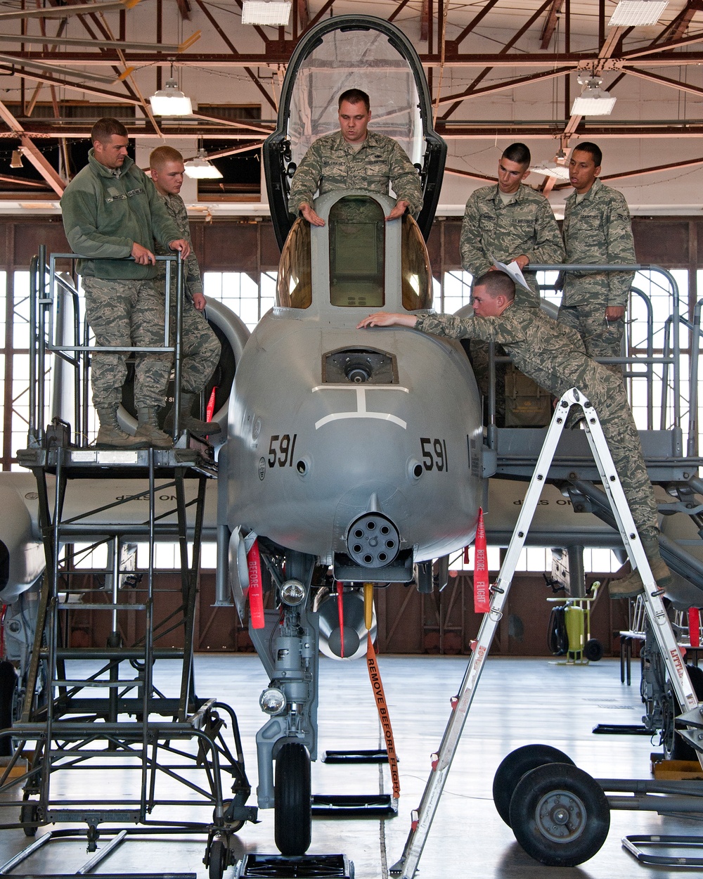 Raising and removal of an A-10 aircraft front windshield