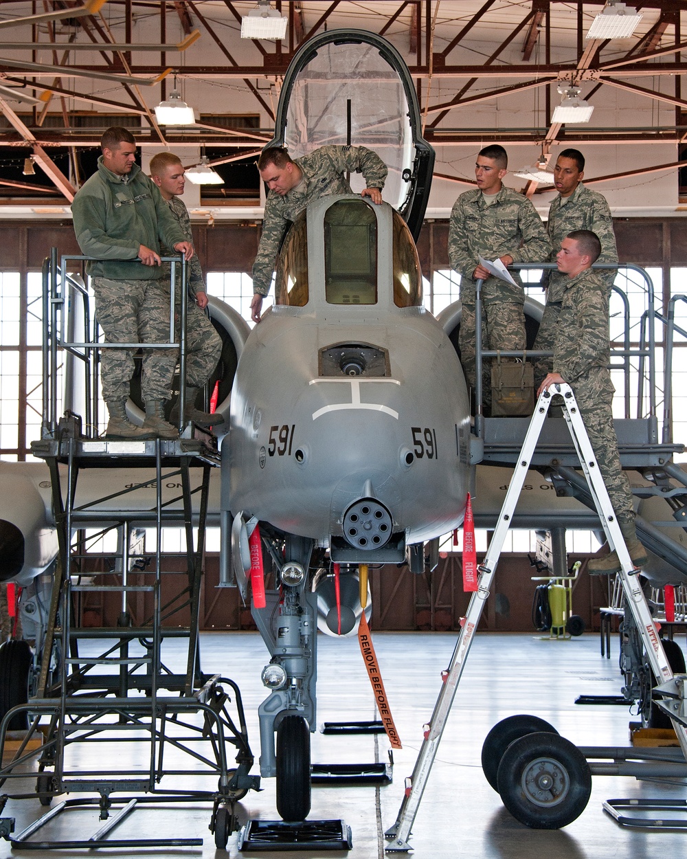 Raising and removal of an A-10 aircraft front windshield