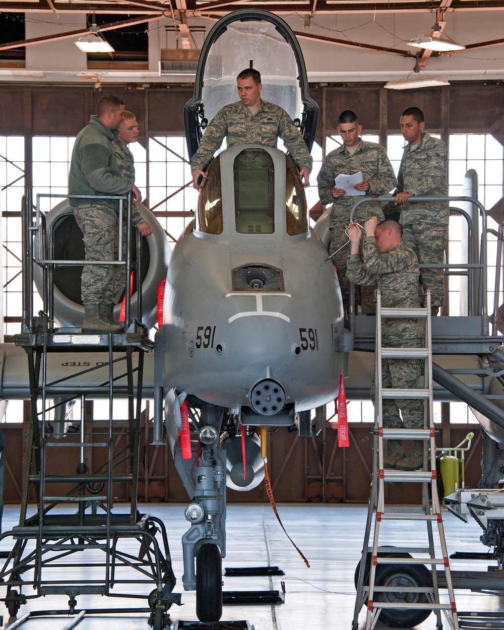 Raising and removal of an A-10 aircraft front windshield