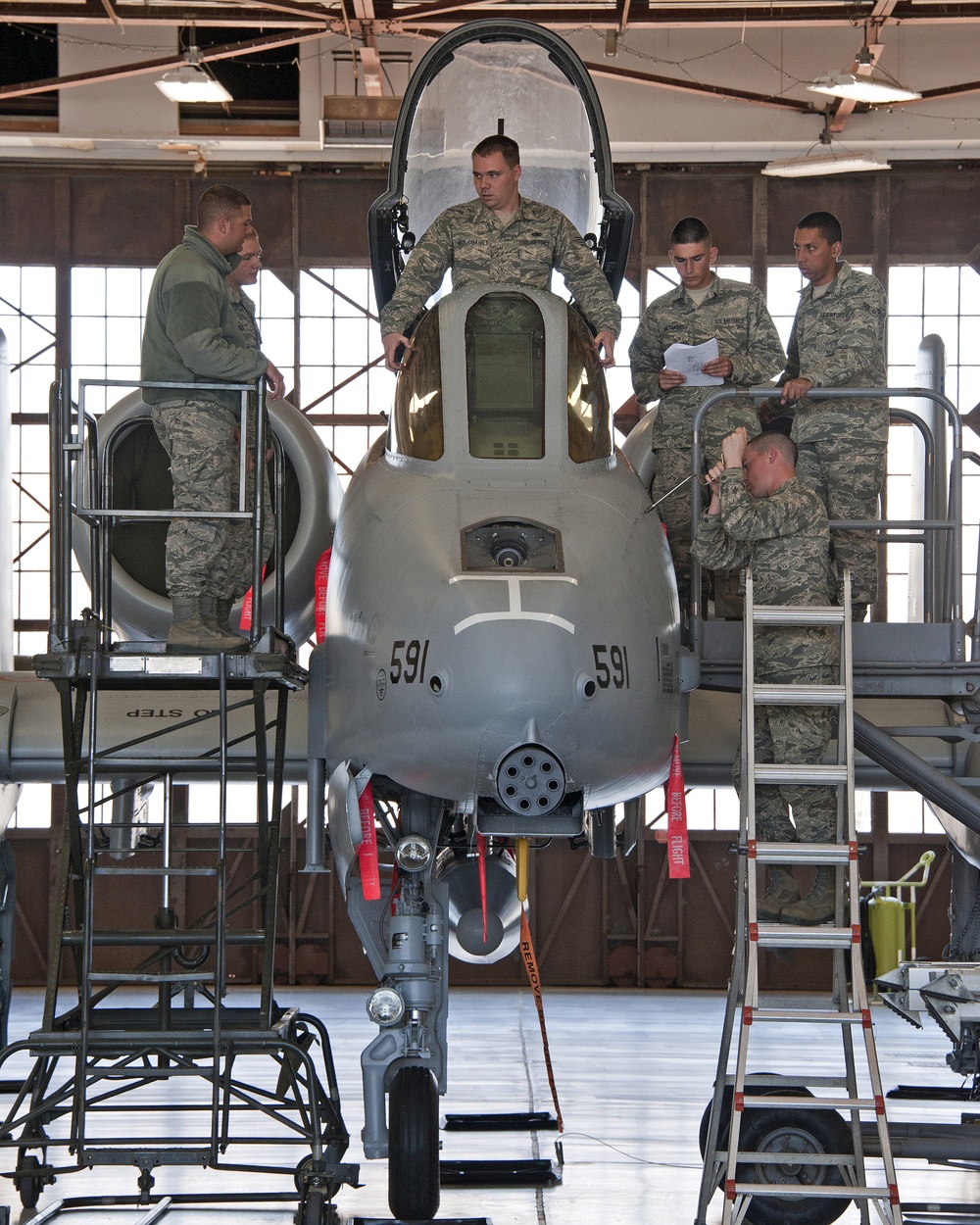 Raising and removal of an A-10 aircraft front windshield