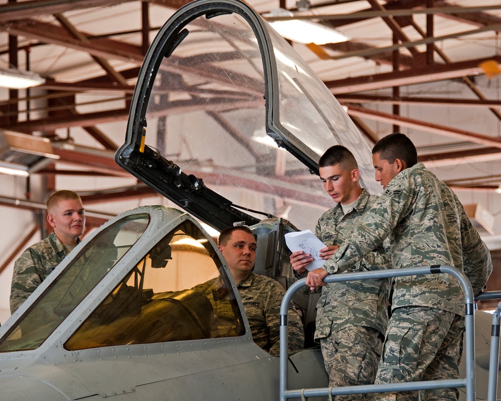 Raising and removal of an A-10 aircraft front windshield