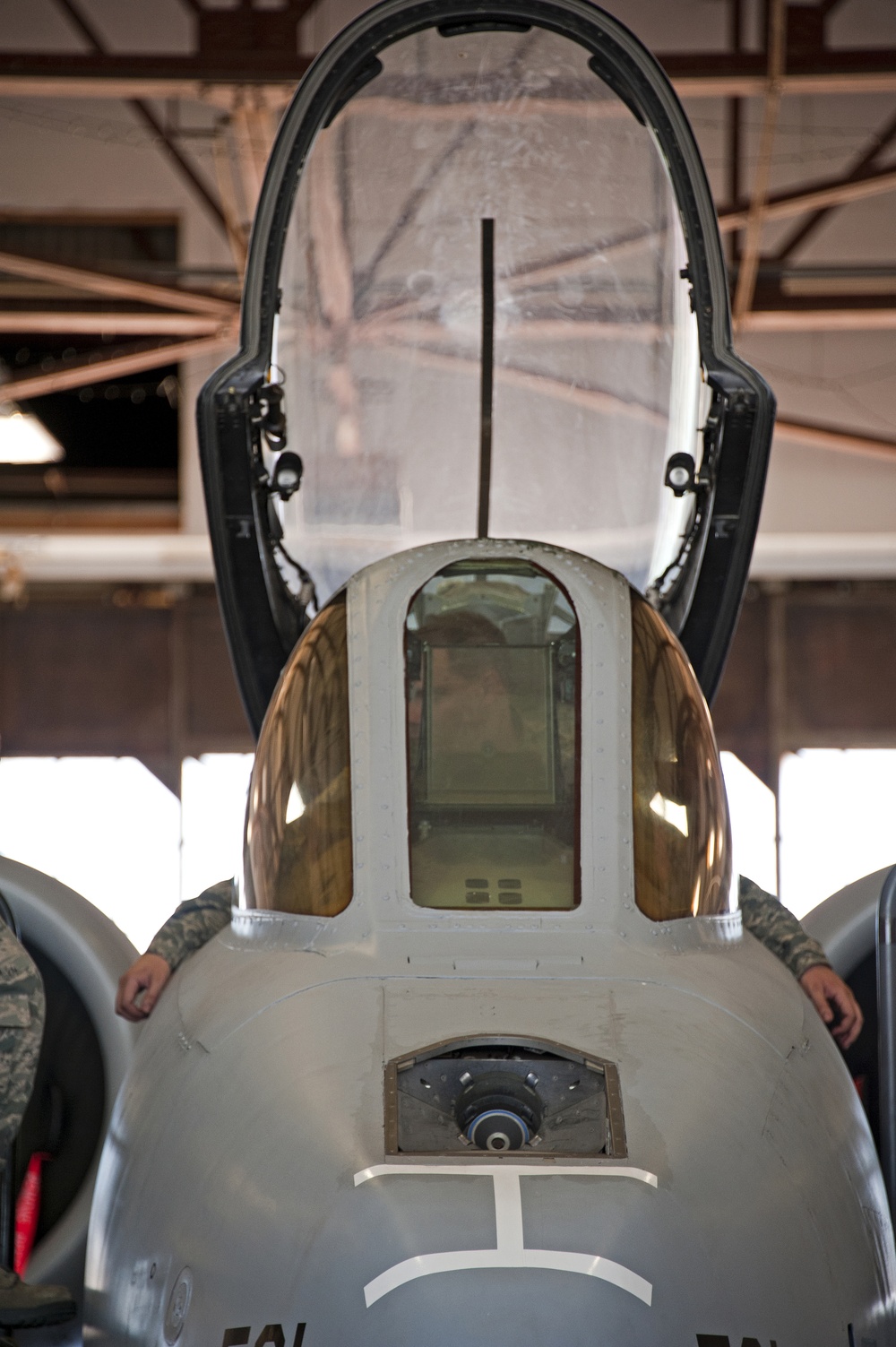 Raising and removal of an A-10 aircraft front windshield